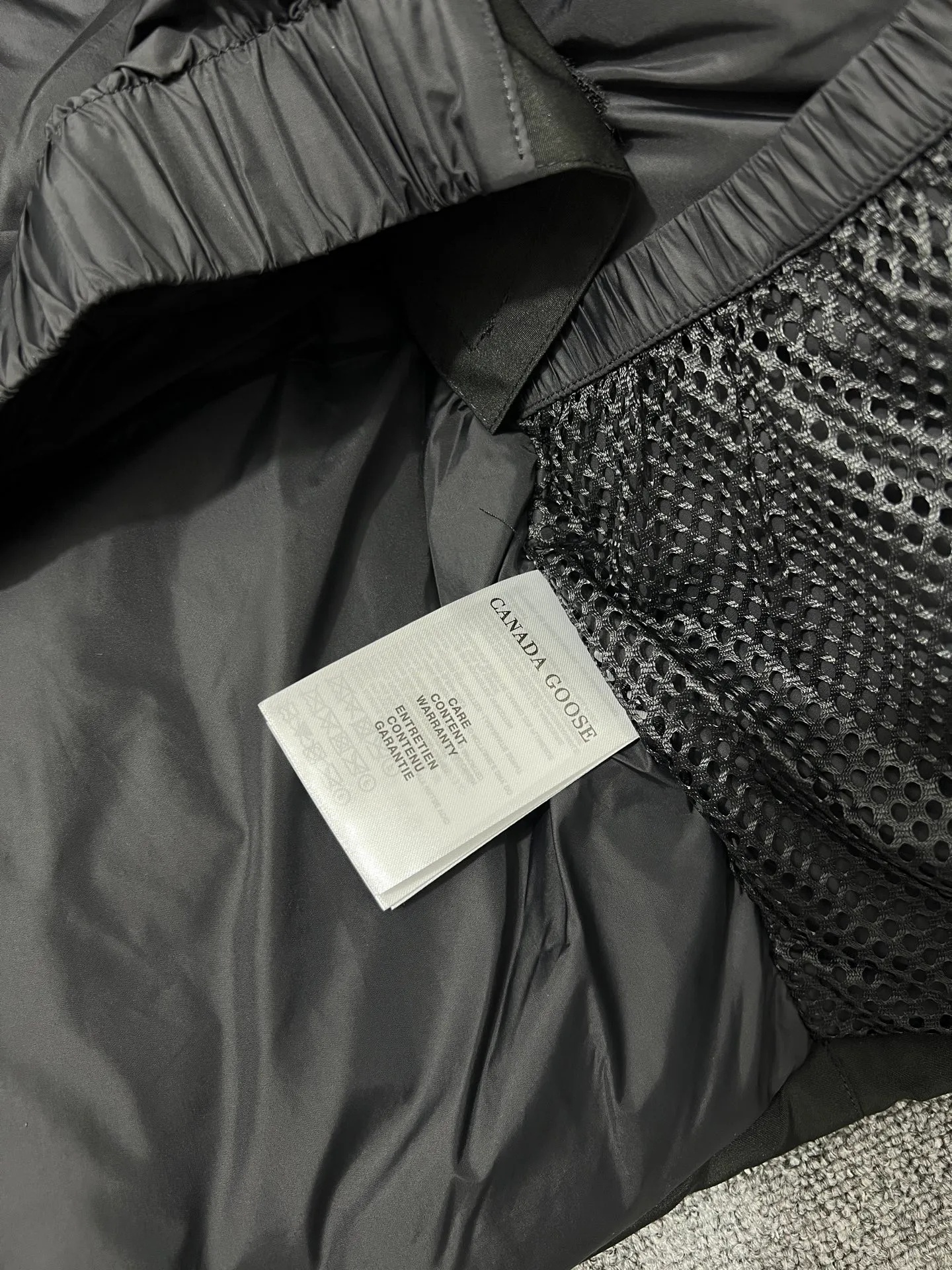 P780 🆕 Top original version, supports chip sensor with handbag 𝗖𝗮𝗻𝗮𝗱𝗮 𝗚𝗼𝘀𝗲 / 🇨🇦 Canada Goose 08 Down Jacket ⚠️ Partners who have been cooperating with us in the past few years know that no matter what is produced outside, our pure genuine trading company ships ❗️ After the test of time, we have received rave reviews. You can compare the market products with us. If you are not satisfied, you can return it at will. You are also welcome to come to ZG to see it and then come to my home to buy‼  1⃣️ The filling is 80% white duck down, with a weight of 500g. Regarding the down content, you can feel it with your hands. Good down has no embarrassment and can be called a walking duvet! 2⃣️ The fabric is made of Feather-Light 10D waterproof coating fabric, which is made of 84.5 polyester fiber and 15.5 cotton. The surface is treated with a special Teflon protective coating produced by DuPont to prevent wind and splash water, and makes the clothing anti-pollution and long-lasting new features! 3⃣️ One-piece seamless cuffs, 13cm official length, all seals are stamped, and all the inner liner is hemmed. The overcoat means sewing all the inner liner once. On the one hand, it is to prevent the velvet from running off, and on the other hand, it can keep the stiffness of the clothes! 4⃣️ Original Yoshida Kogyo Kabushikigaisha zipper, top-grade zinc alloy electroplated zipper with the highest specifications, using precise Japanese craftsmanship, raw materials and management methods. Each zipper can withstand 100,000+ openings and closings 5⃣️ The detachable fur collar is made of top-grade imported wolf fur, which is not comparable to the loose and soft raccoon fur and fake fur on the market. It is a natural Siberian coyote fur collar. The delicate and strong feel is the sense of life that comes from the erosion of wind and frost in nature. 6⃣️ Main logo double-thread 9-needle locking stranded embroidery, electronic digital automatic embroidery, maple leaves with sharp edges. Size: XS-XXL Color: black, off-white, graphite gray, sapphire blue Dark Blue Pink Azure Graphite Gray Black Label Shoulder Width Chest Sleeve Length Clothes Length Recommended Weight kg 67 87 80-90 2XL 58 136 69 89 90-105
